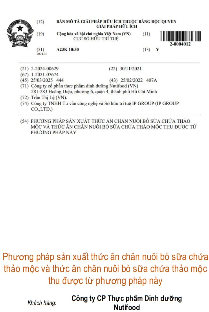 Phương pháp sản xuất thức ăn chăn nuôi bò sữa chứa thảo mộc và thức ăn chăn nuôi bò sữa chứa thảo mộc thu được từ phương pháp này