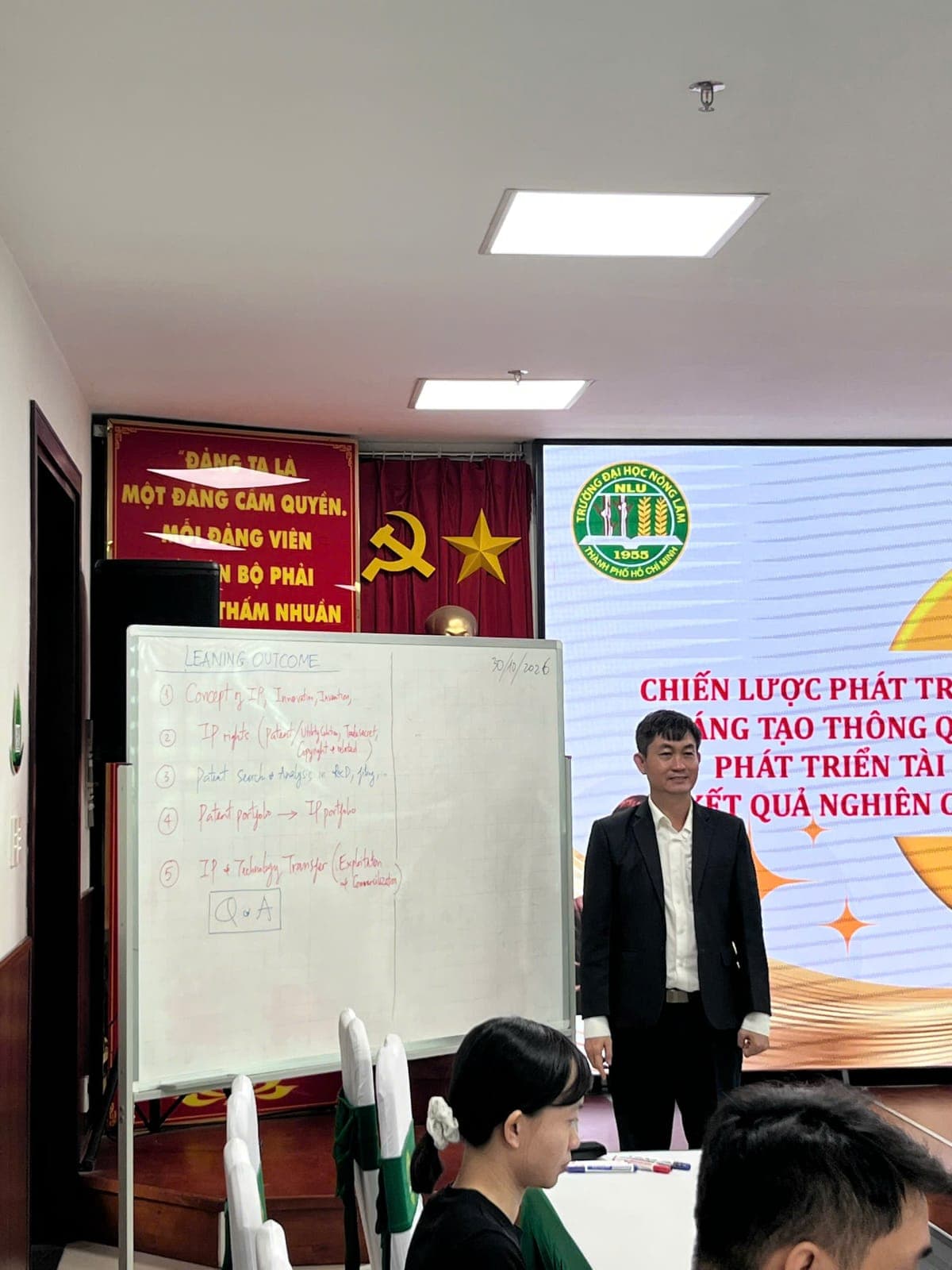 TS. Ngô Đắc Thuần trình bày và hệ thống hóa các nội dung cốt lõi của chuyên đề trước người tham dự.