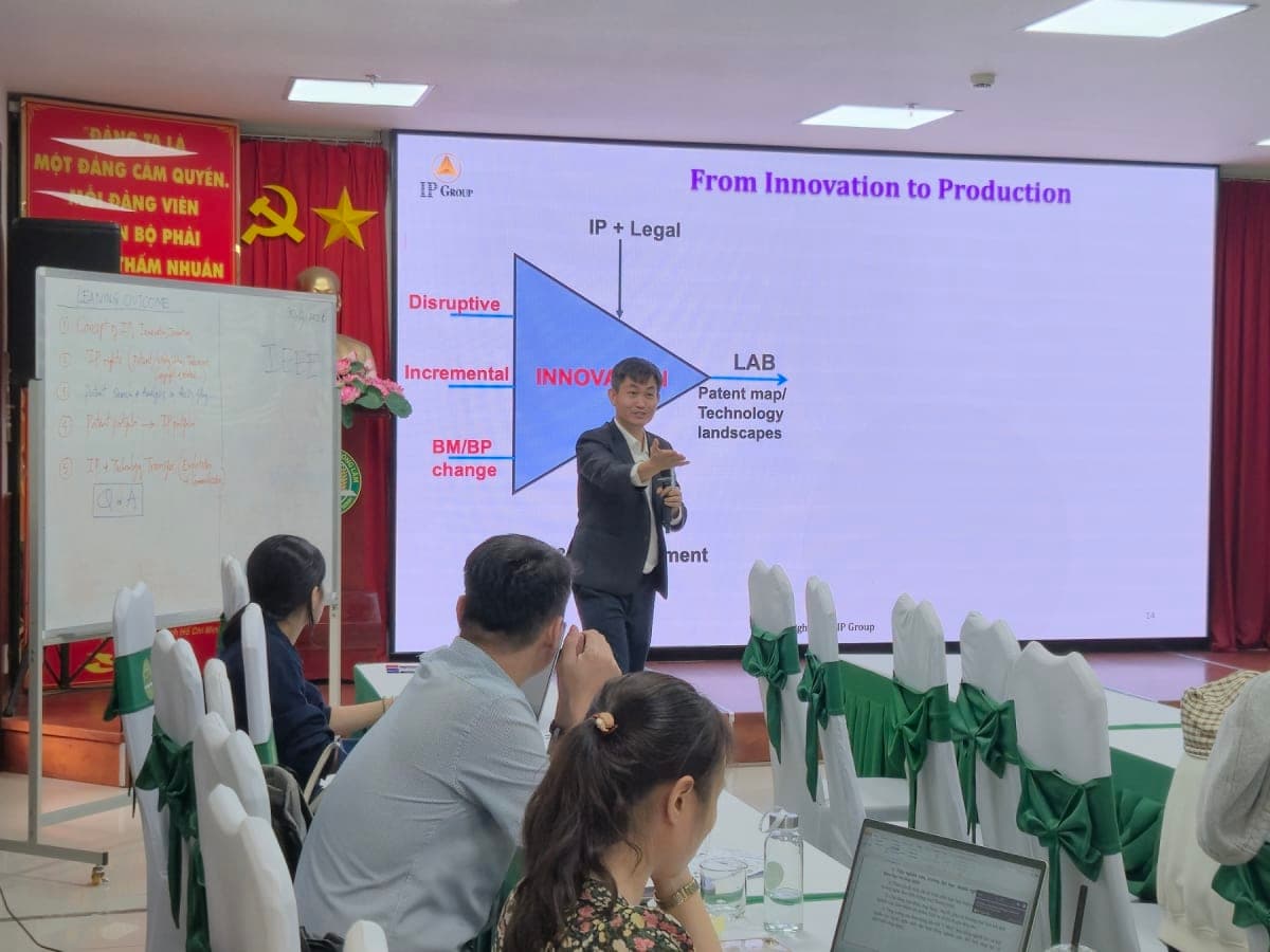TS. Ngô Đắc Thuần trình bày cách kết nối đổi mới, R&D, bản đồ sáng chế và quá trình đưa kết quả nghiên cứu vào sản xuất.