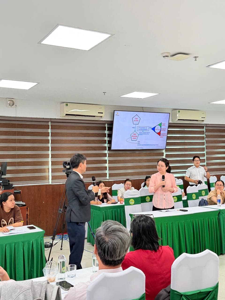 TS. Ngô Đắc Thuần trao đổi với người tham dự trong phiên thảo luận tại Trường Đại học Nông Lâm TP.HCM.