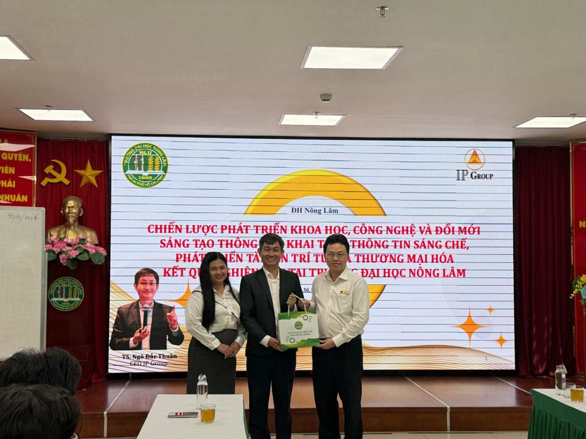 Đại diện Trường Đại học Nông Lâm TP.HCM và TS. Ngô Đắc Thuần chụp ảnh lưu niệm sau chương trình chuyên đề.